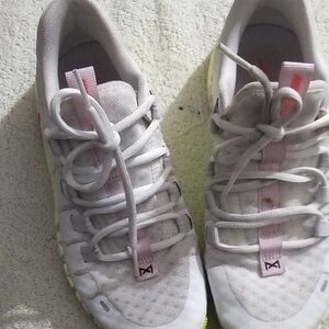 Stylish White and Pink Women's Sneakers Nike Metconsize 6